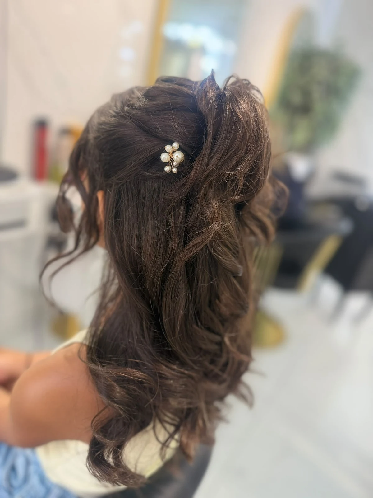 Halboffenes Brautstyling mit Perlen-Detail