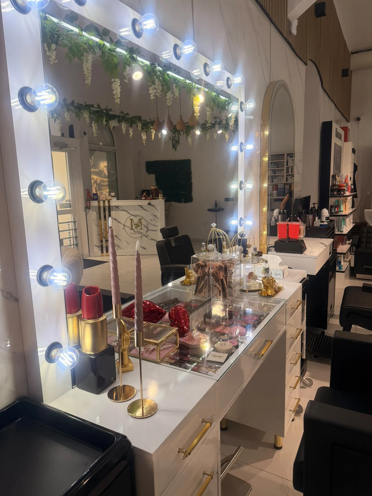 Glow & Glam Beauty Lounge und Hollywood Makyaj Aynası